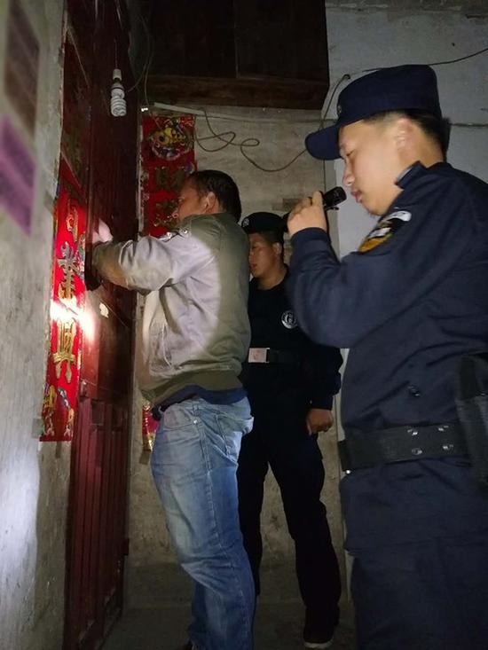 湖州粗心妈妈误将幼女锁家中 